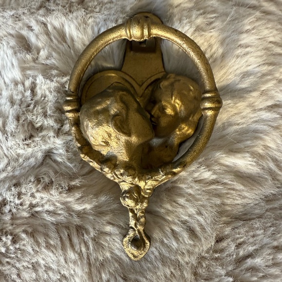 Vintage Kissing Couple Door Knocker Romantic Dreamy cast brass finish - Picture 2 of 5